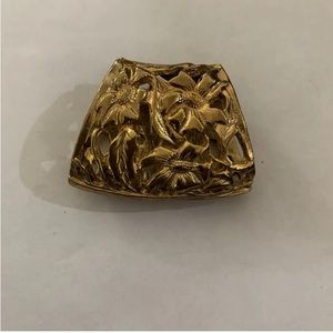 VINTAGE GOLD TONE SCARF HOLDER CUT OUT SEE THROUGH. HEAVY. SO PRETTY.